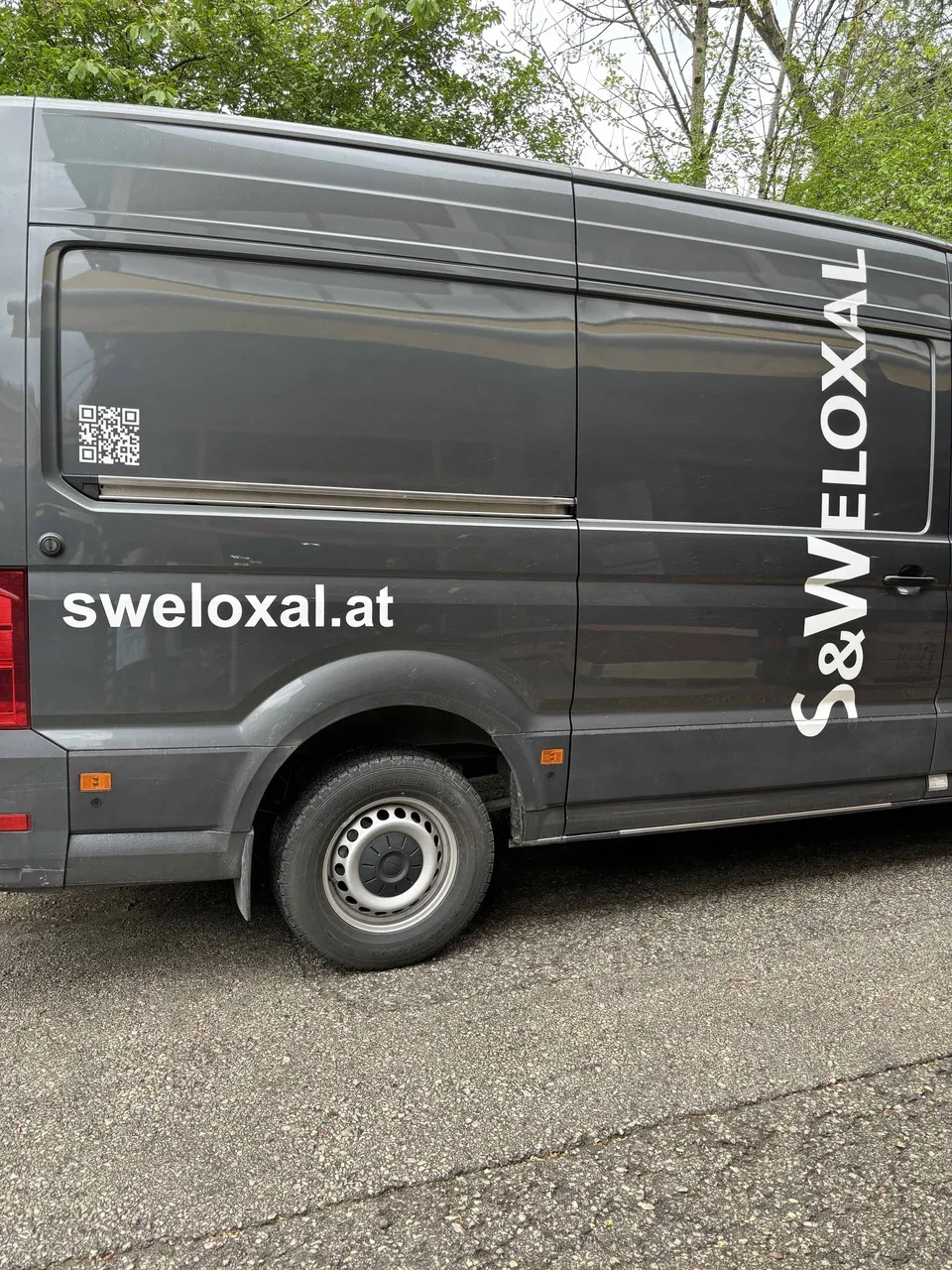 Grauer Transporter mit weißer Beschriftung S&W Eloxal und sweloxal.at