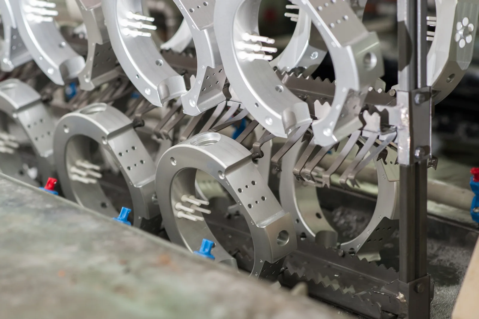 Gefräste Aluminiumringe hängen dicht an einem Gestell