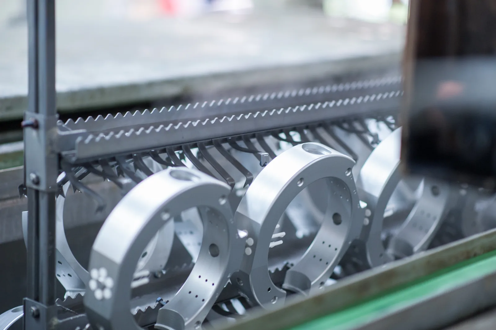 Nahaufnahme gefräster Aluminiumringe in einem Gestell